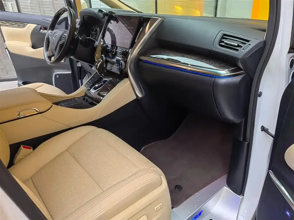 Toyota Alphard — фото 6