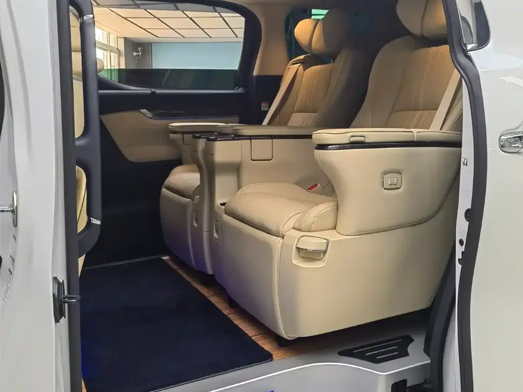 Toyota Alphard — фото 8