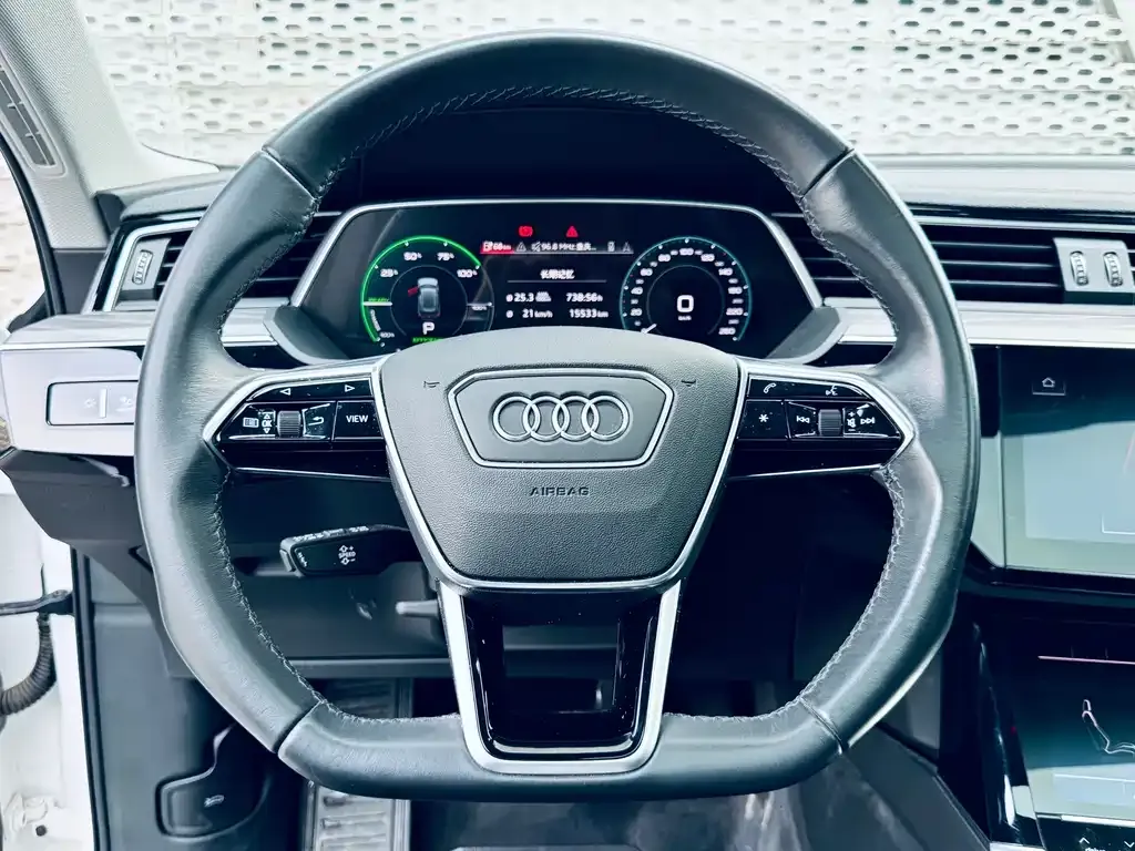 Audi e-tron — фото 10