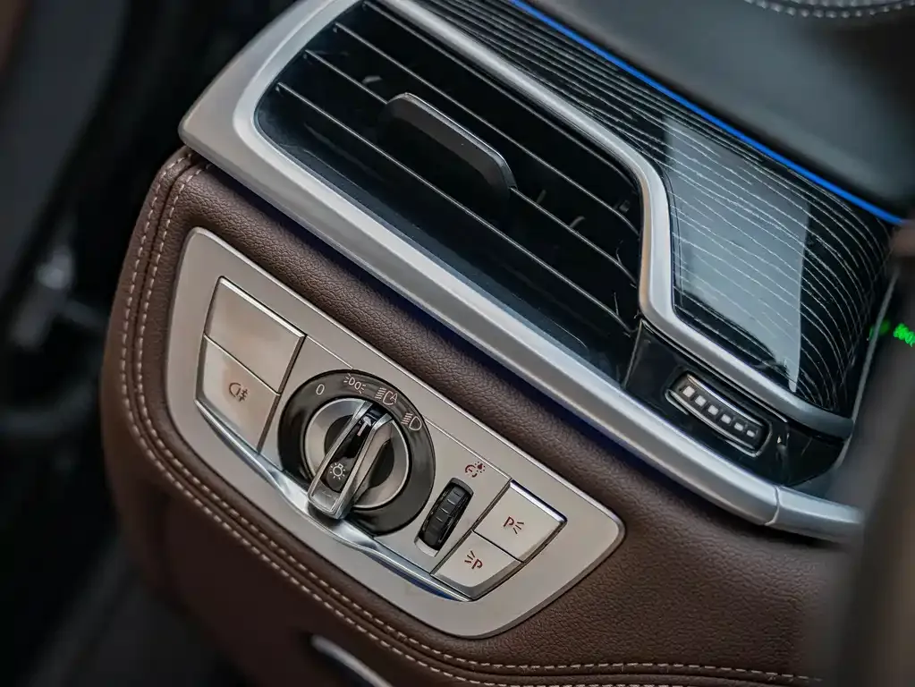 BMW 7 Series — фото 10