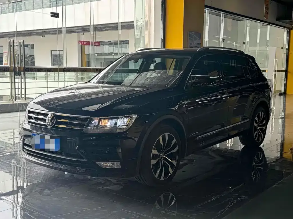 Volkswagen Tiguan L — фото 1