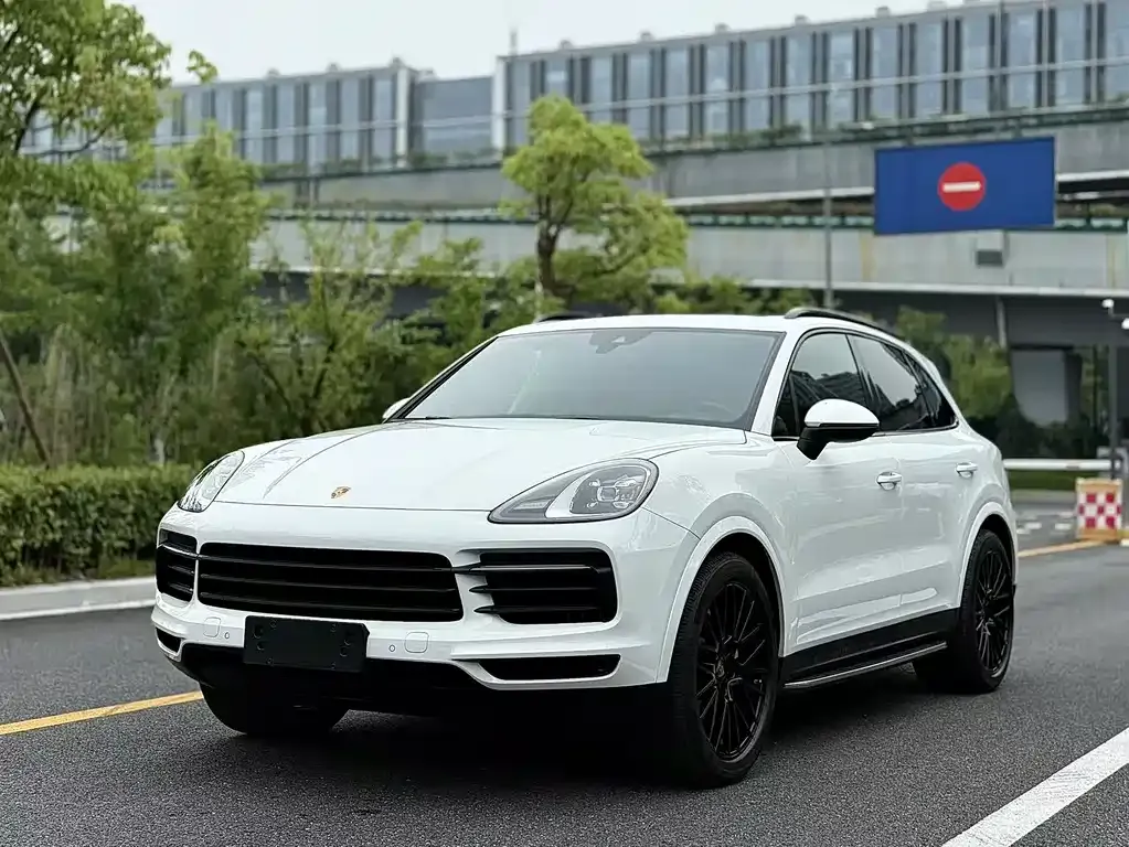 Porsche Cayenne — фото 1