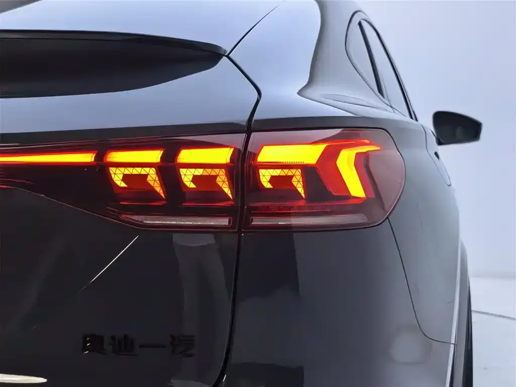 Audi Q6L Sportback e-tron — фото 10