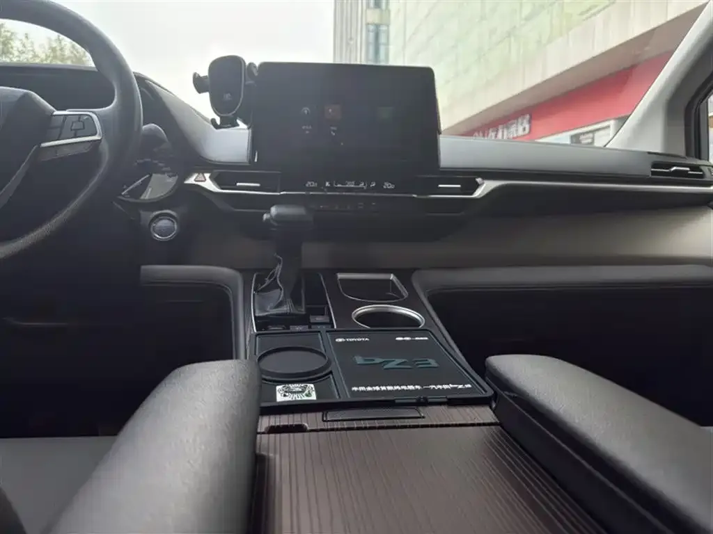 Toyota Granvia — фото 8