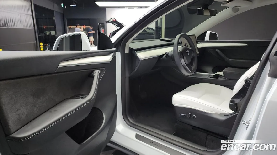 Tesla Model Y — фото 10