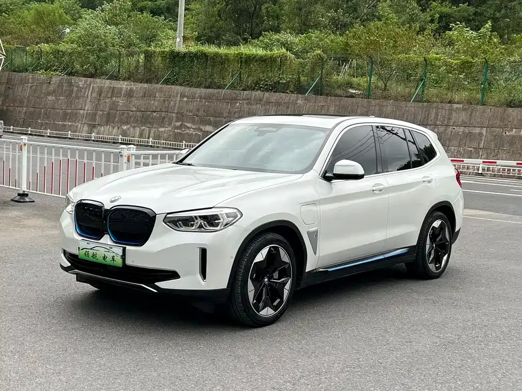 BMW iX3 — фото 1