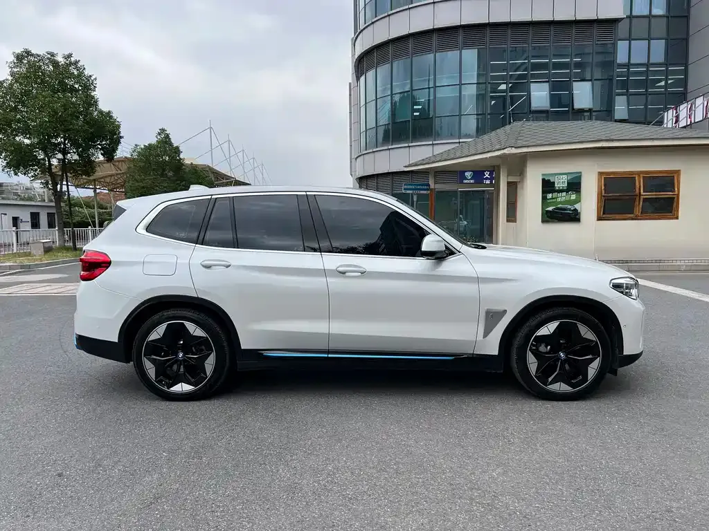 BMW iX3 — фото 4