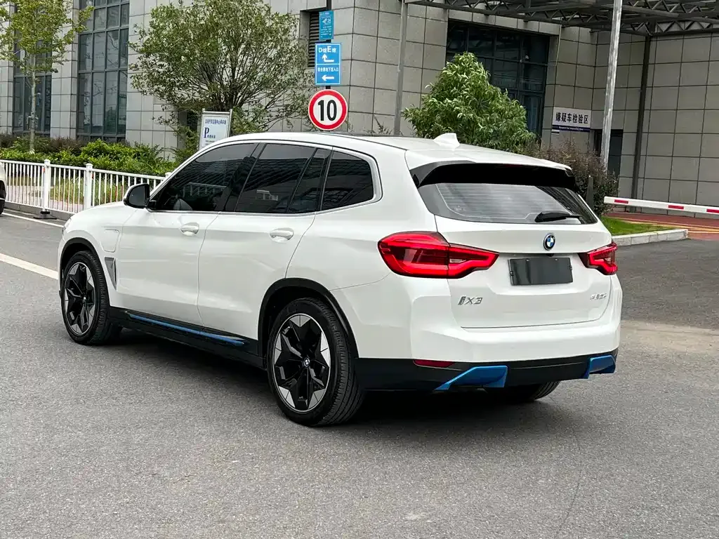 BMW iX3 — фото 7