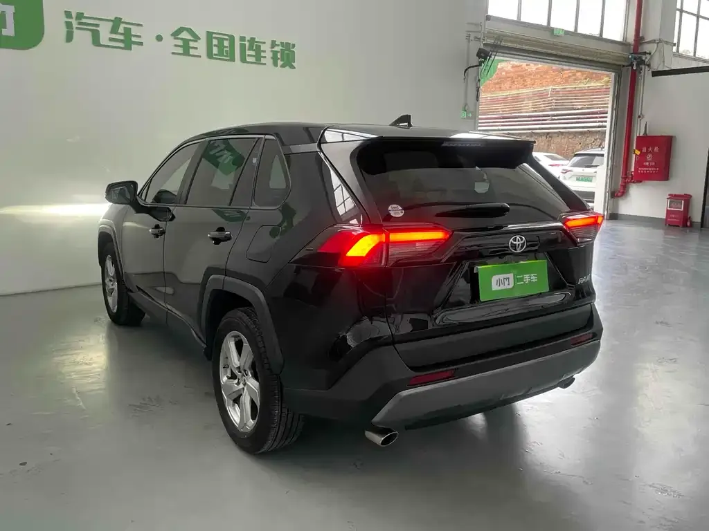 Toyota RAV4 — фото 6