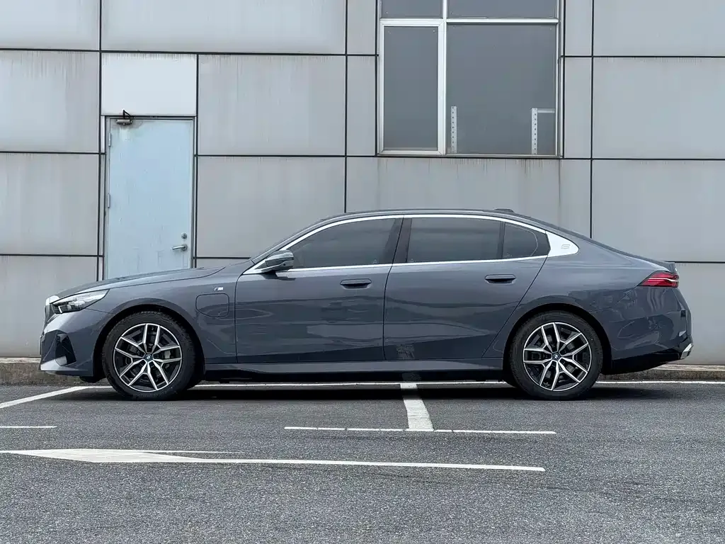 BMW i5 — фото 2