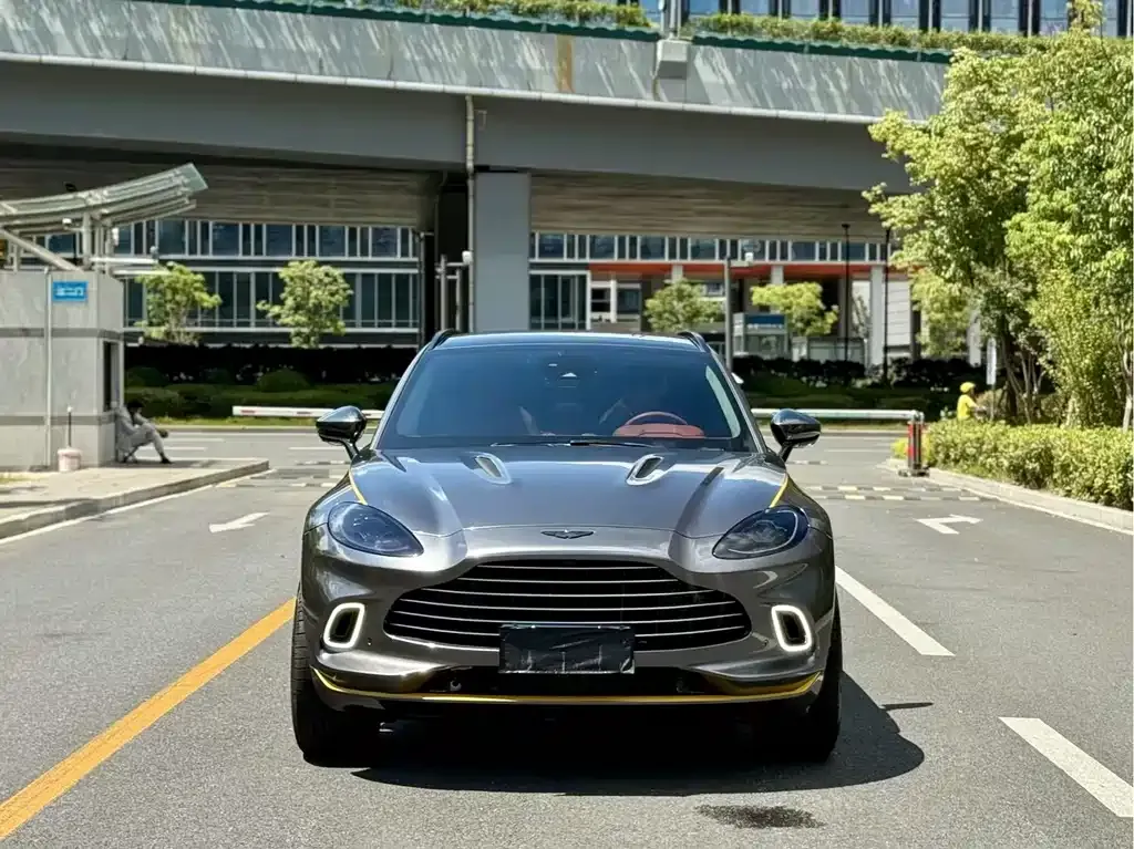 Aston Martin DBX — фото 1