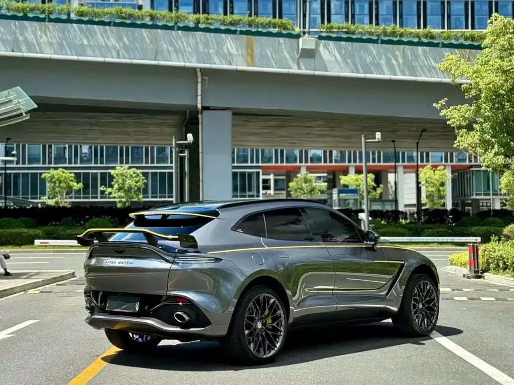 Aston Martin DBX — фото 7