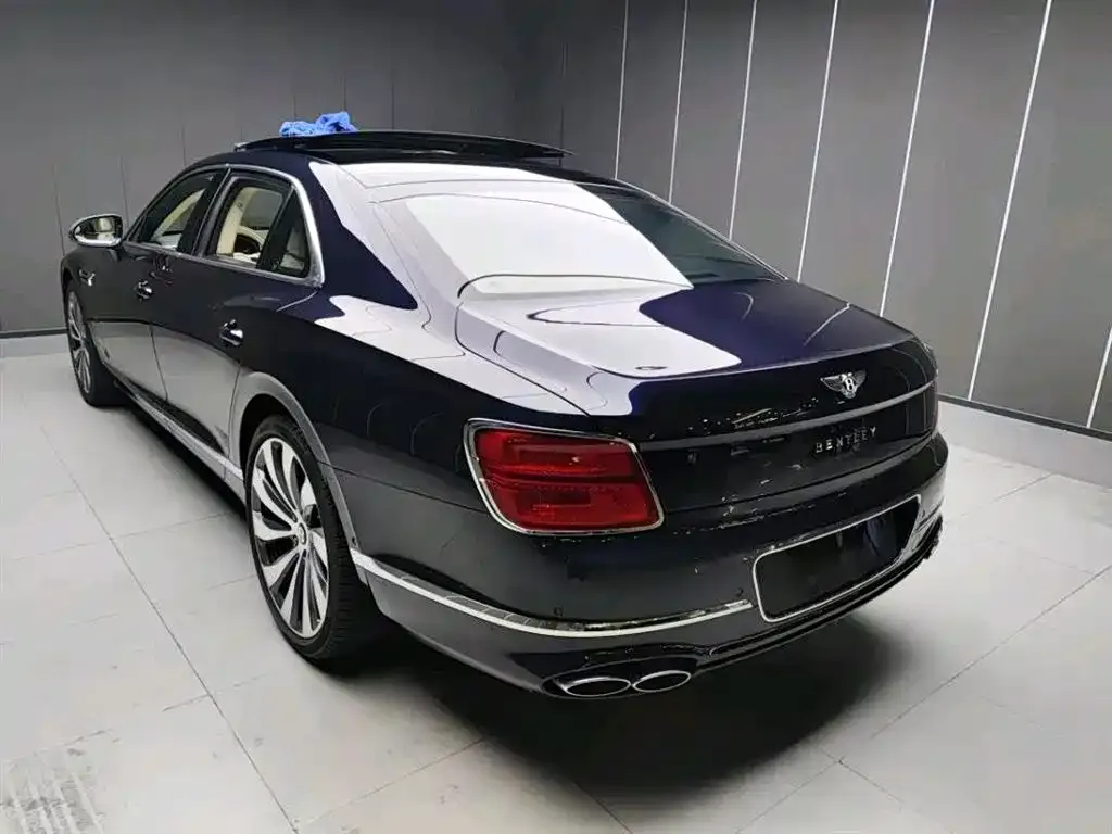 Bentley Flying Spur — фото 3