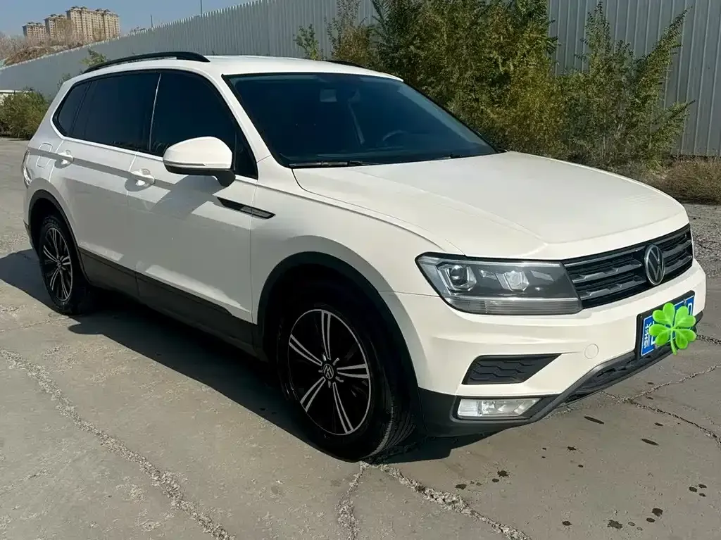 Volkswagen Tiguan L — фото 1