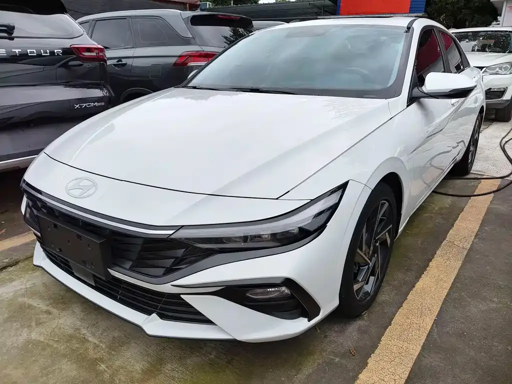 Hyundai Elantra — фото 1