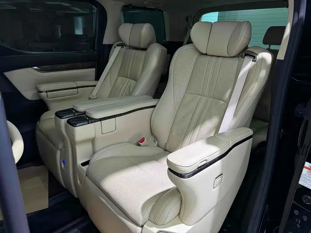 Toyota Vellfire — фото 10