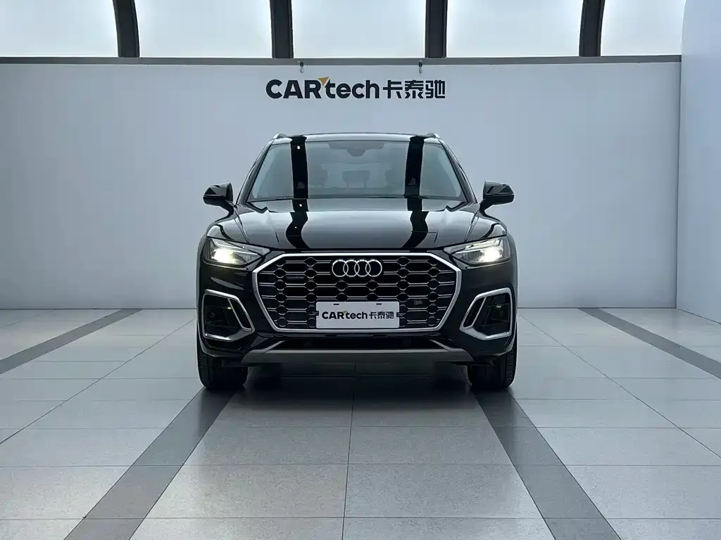 Audi Q5L — фото 1