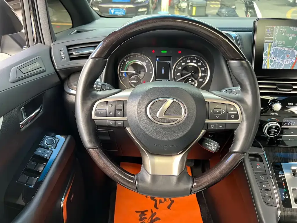 Lexus LM — фото 6