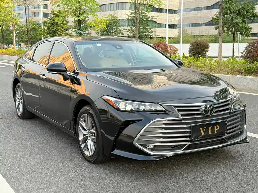 Toyota Avalon — фото 1
