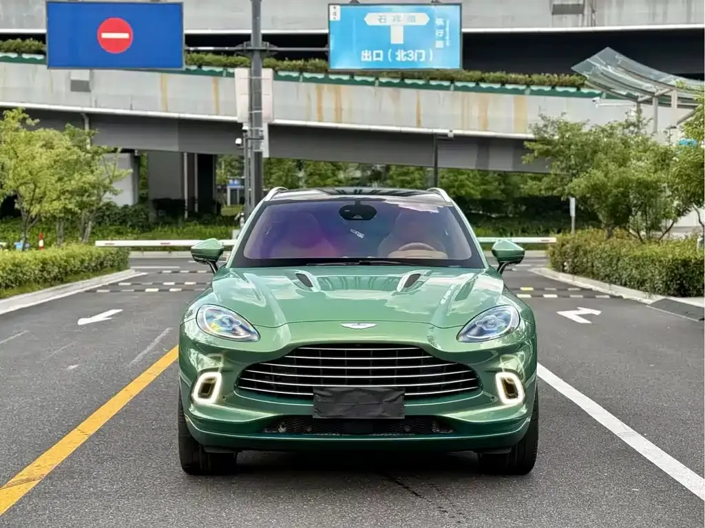Aston Martin DBX — фото 1