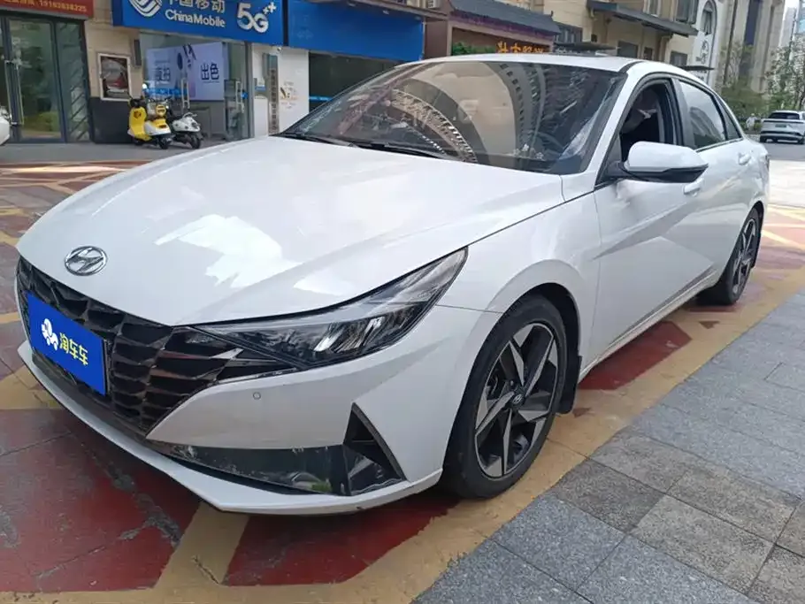 Hyundai Elantra — фото 1