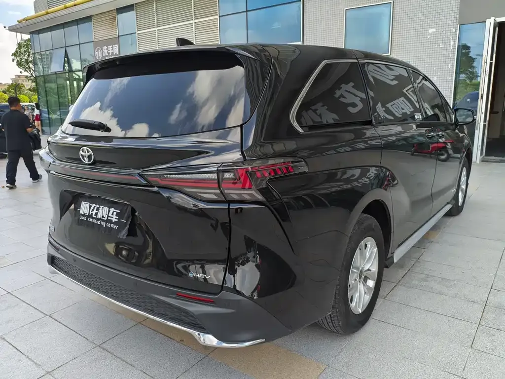 Toyota Granvia — фото 4