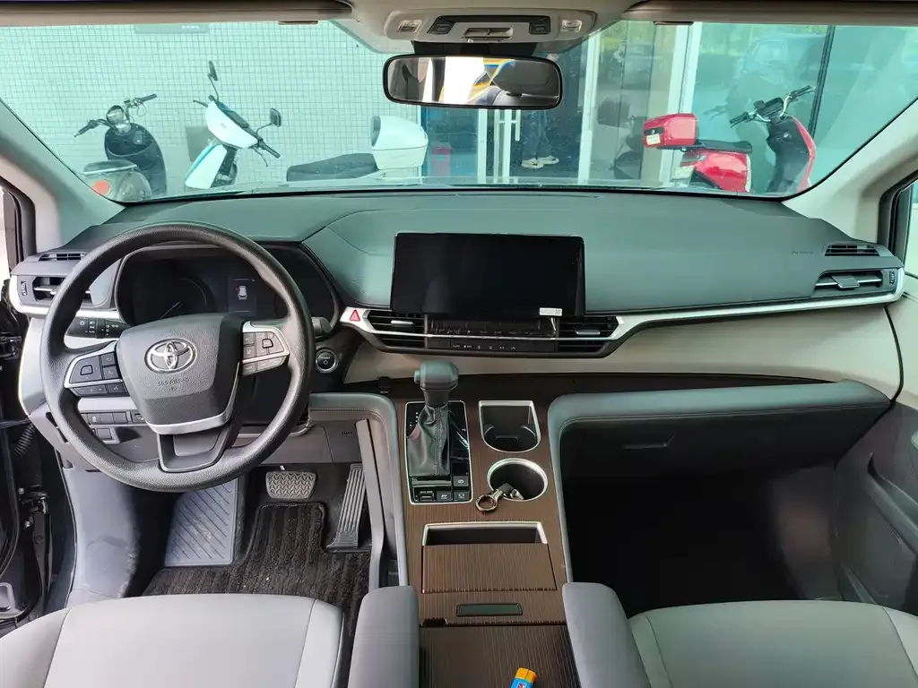 Toyota Granvia — фото 7