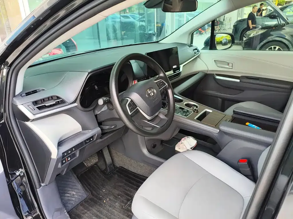 Toyota Granvia — фото 8
