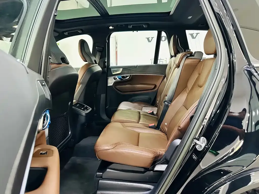 Volvo XC90 — фото 10