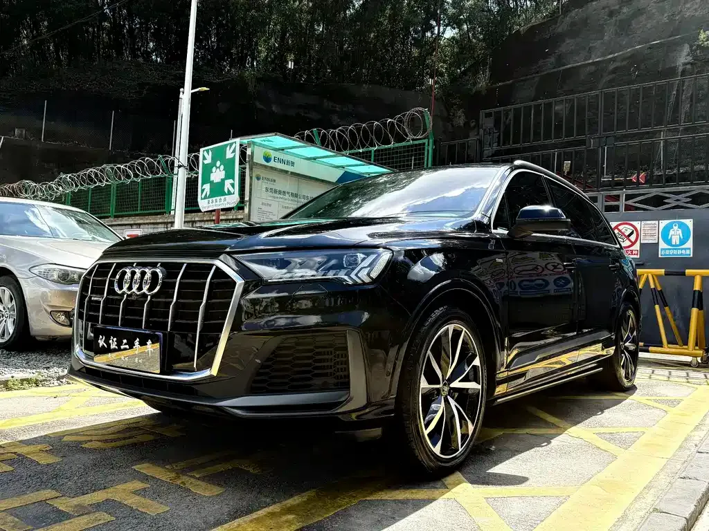 Audi Q7 — фото 1