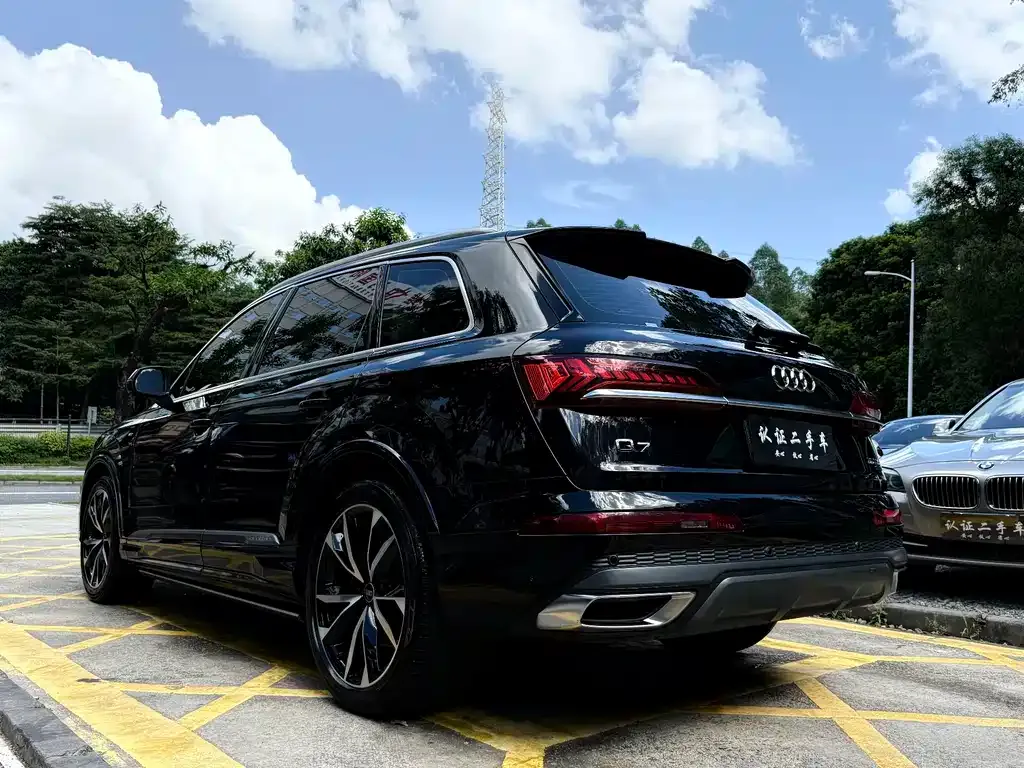 Audi Q7 — фото 6