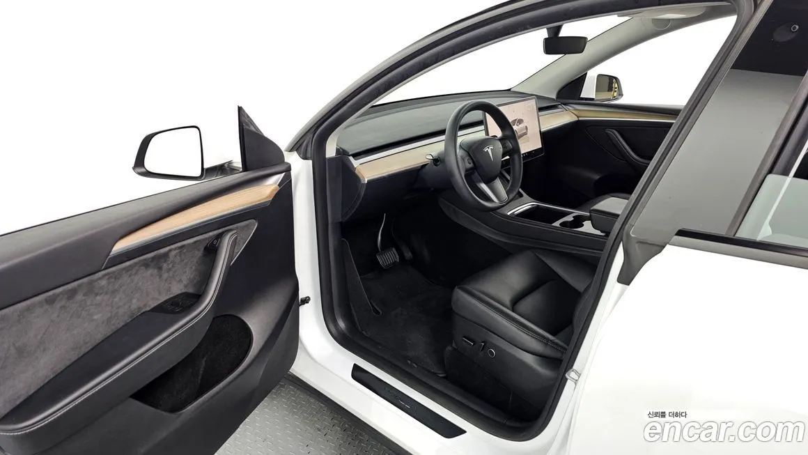 Tesla Model Y — фото 10