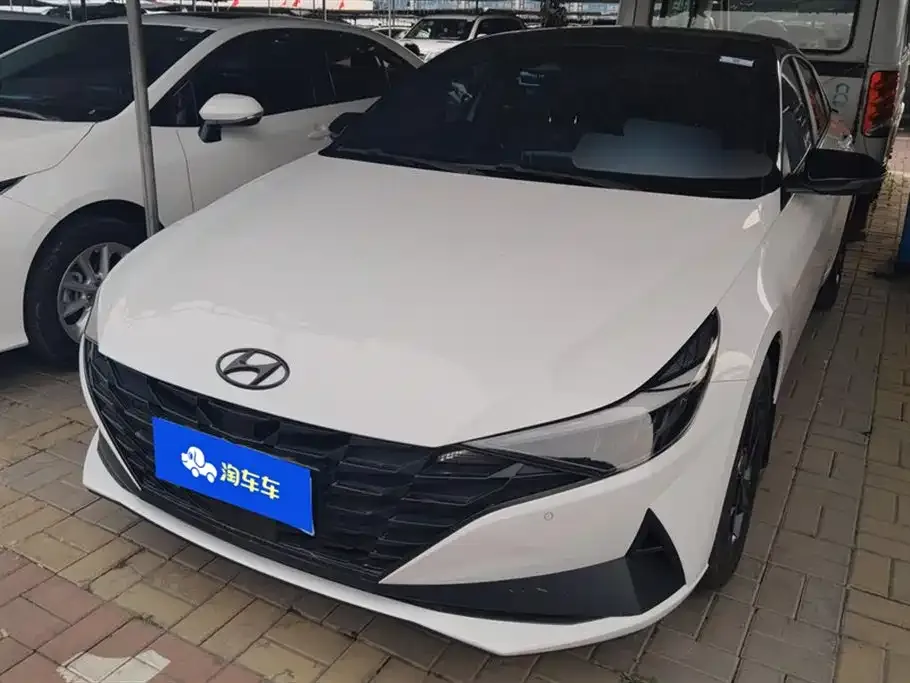 Hyundai Elantra — фото 1