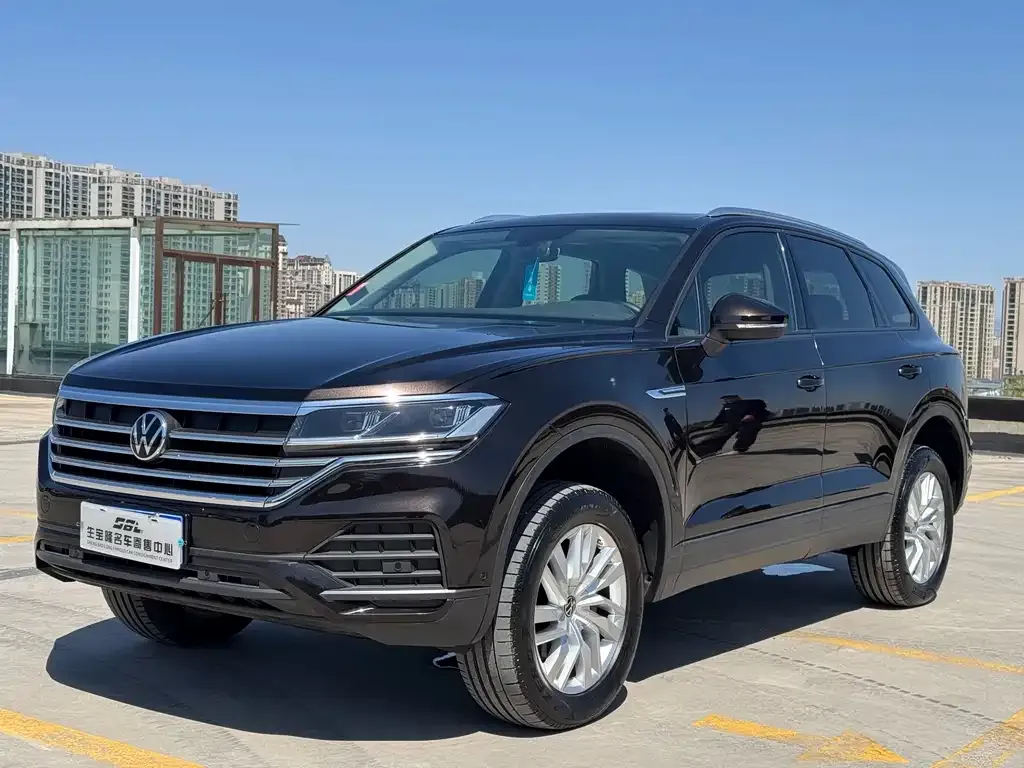 Volkswagen Touareg — фото 1