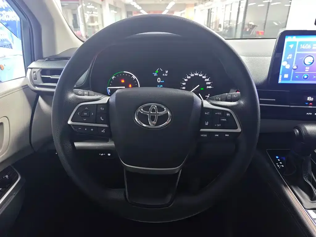 Toyota Granvia — фото 10