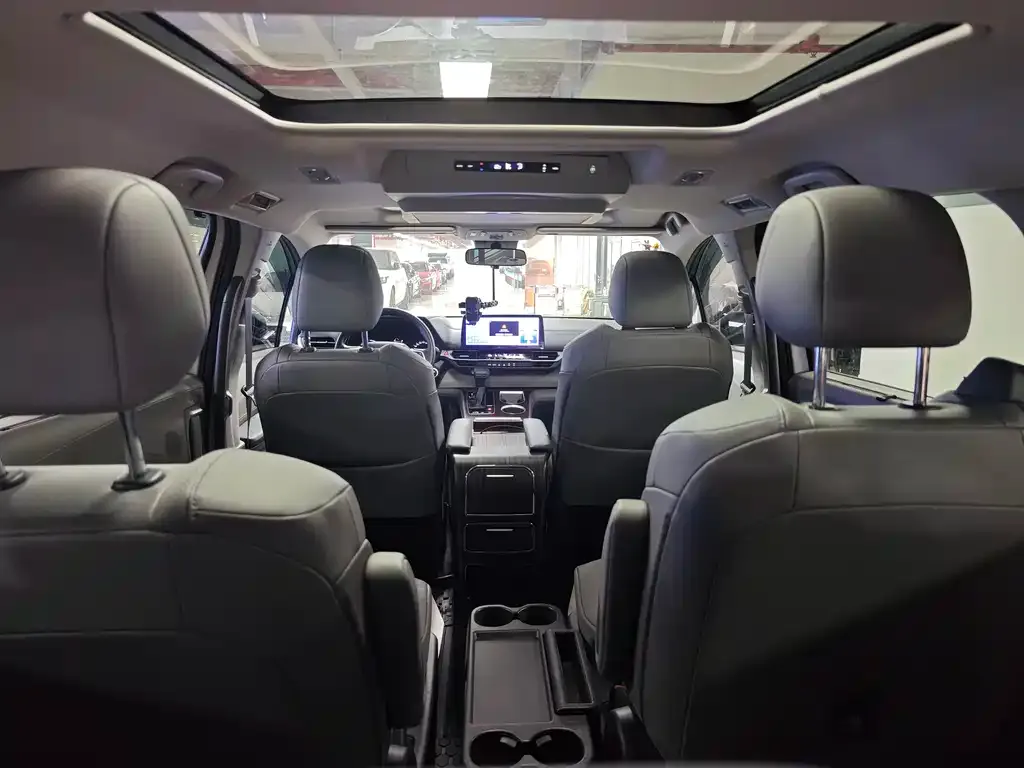 Toyota Granvia — фото 8