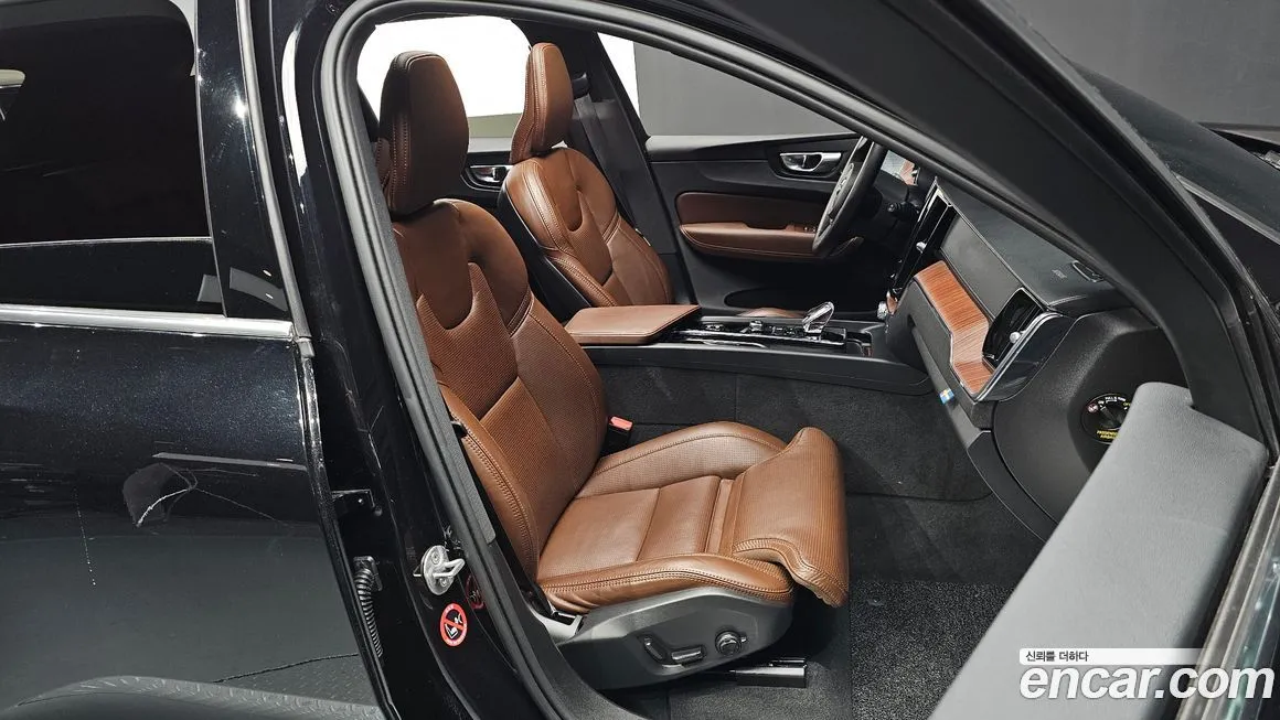 Volvo XC60 — фото 10