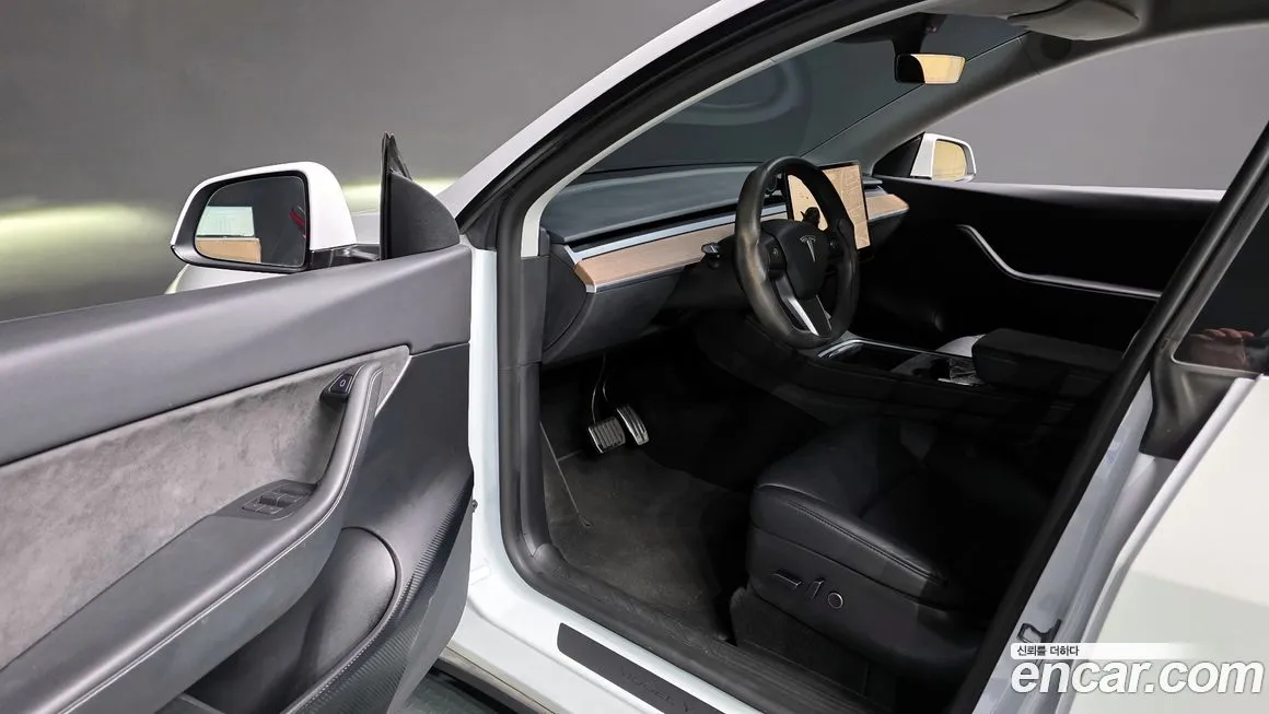 Tesla Model Y — фото 10