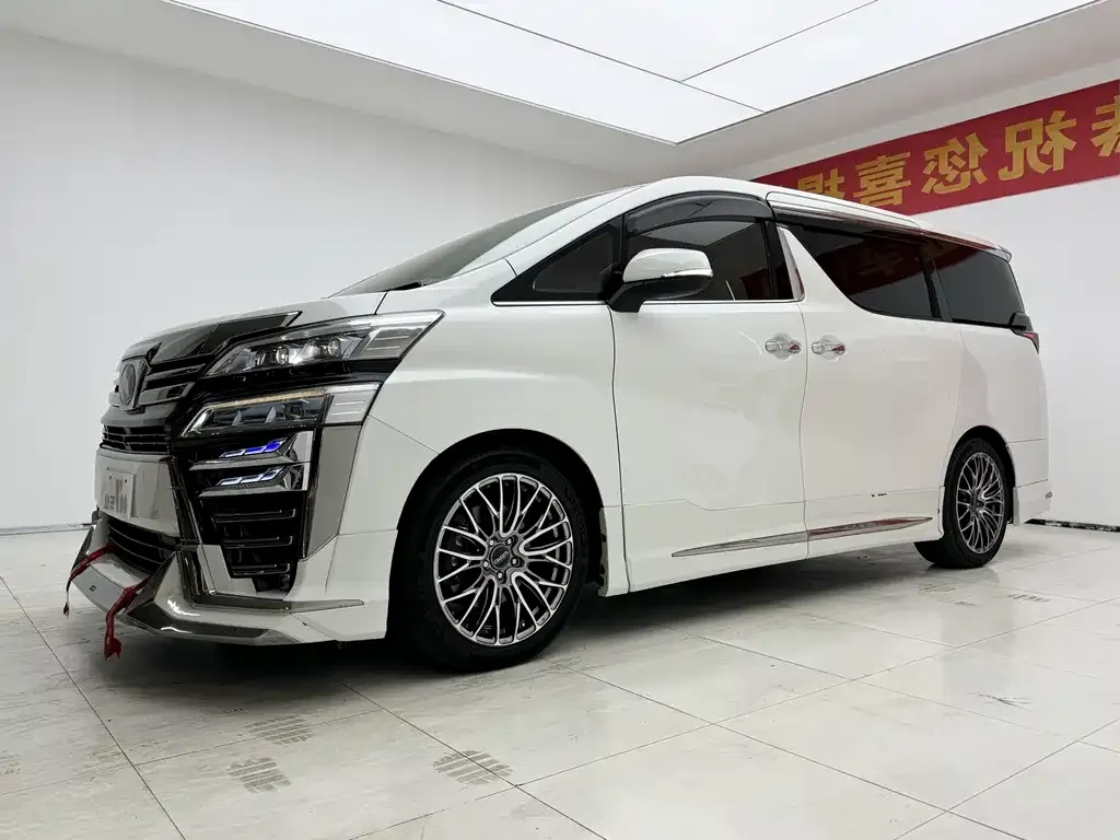 Toyota Vellfire — фото 1