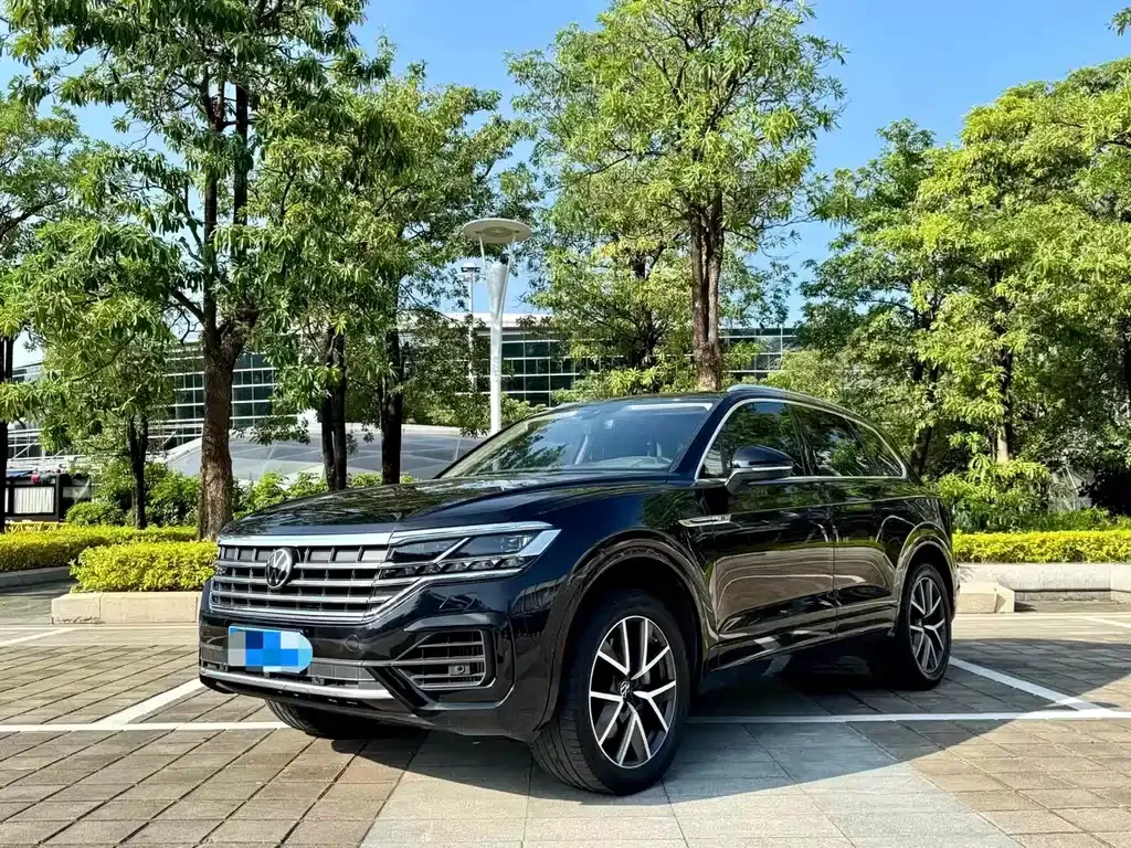 Volkswagen Touareg — фото 1