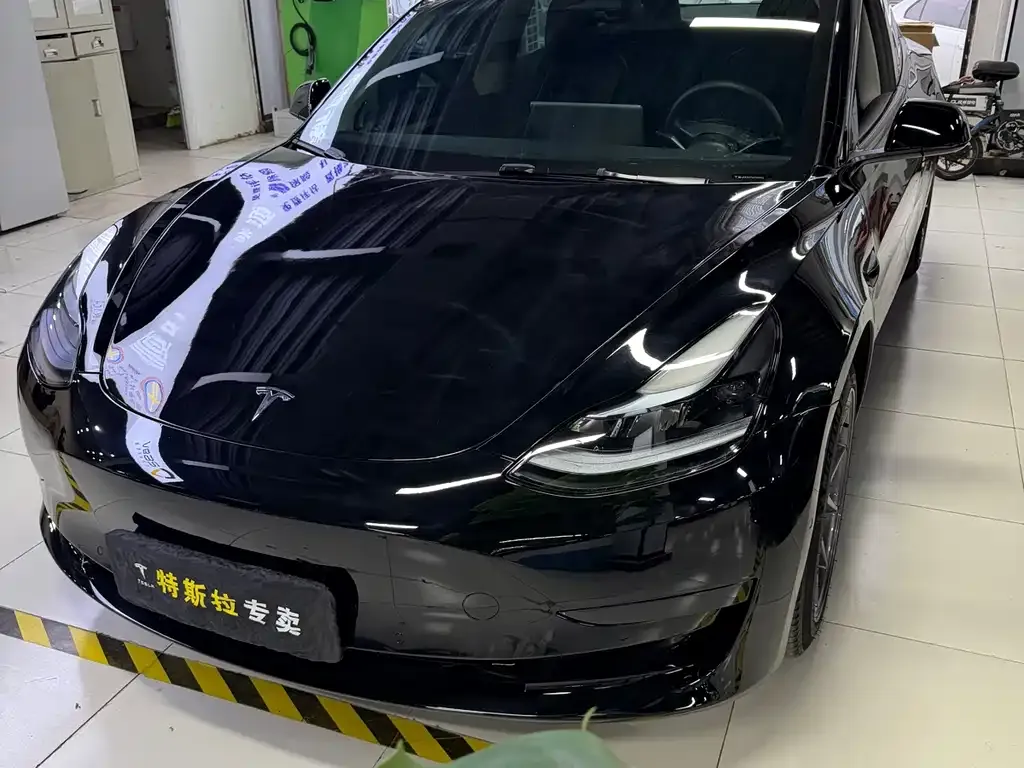 Tesla Model 3 — фото 1