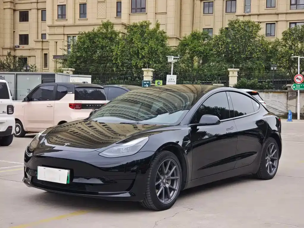 Tesla Model 3 — фото 1