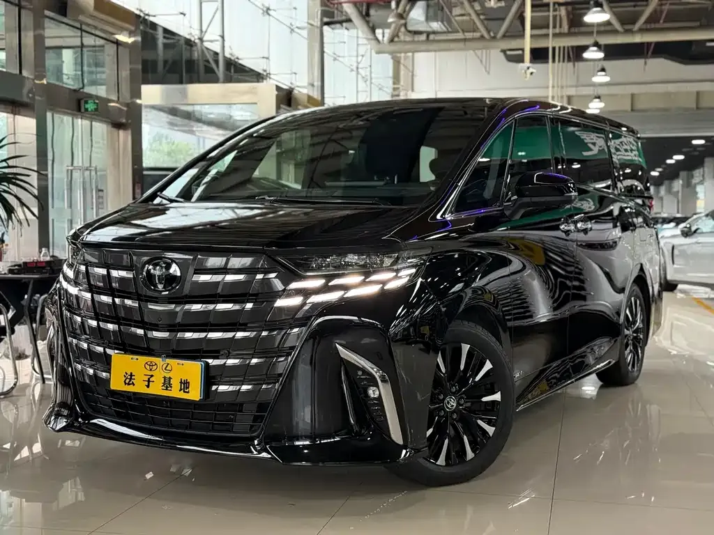 Toyota Alphard — фото 1