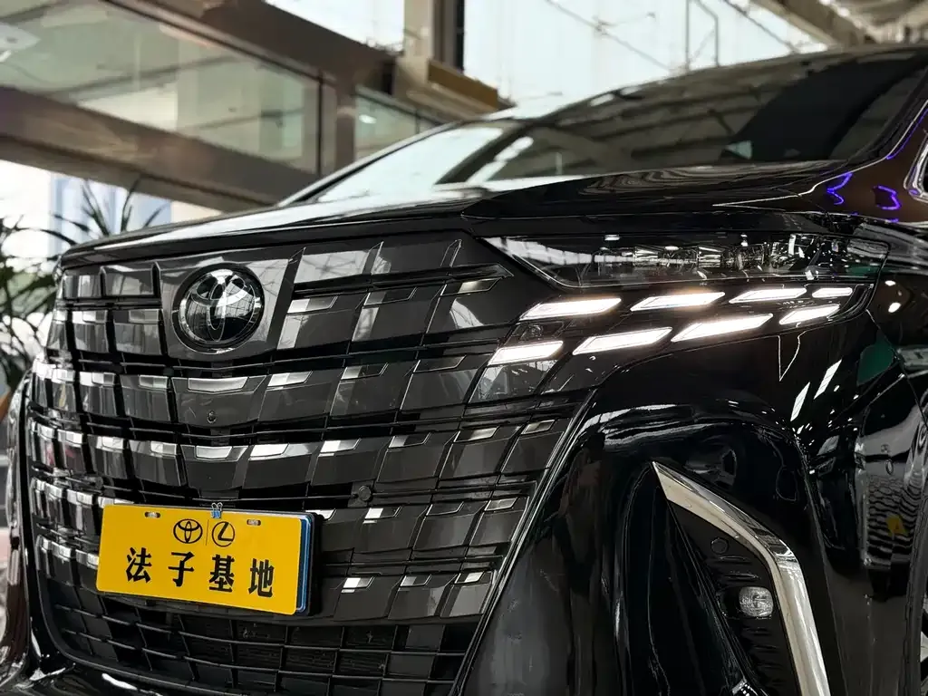 Toyota Alphard — фото 5