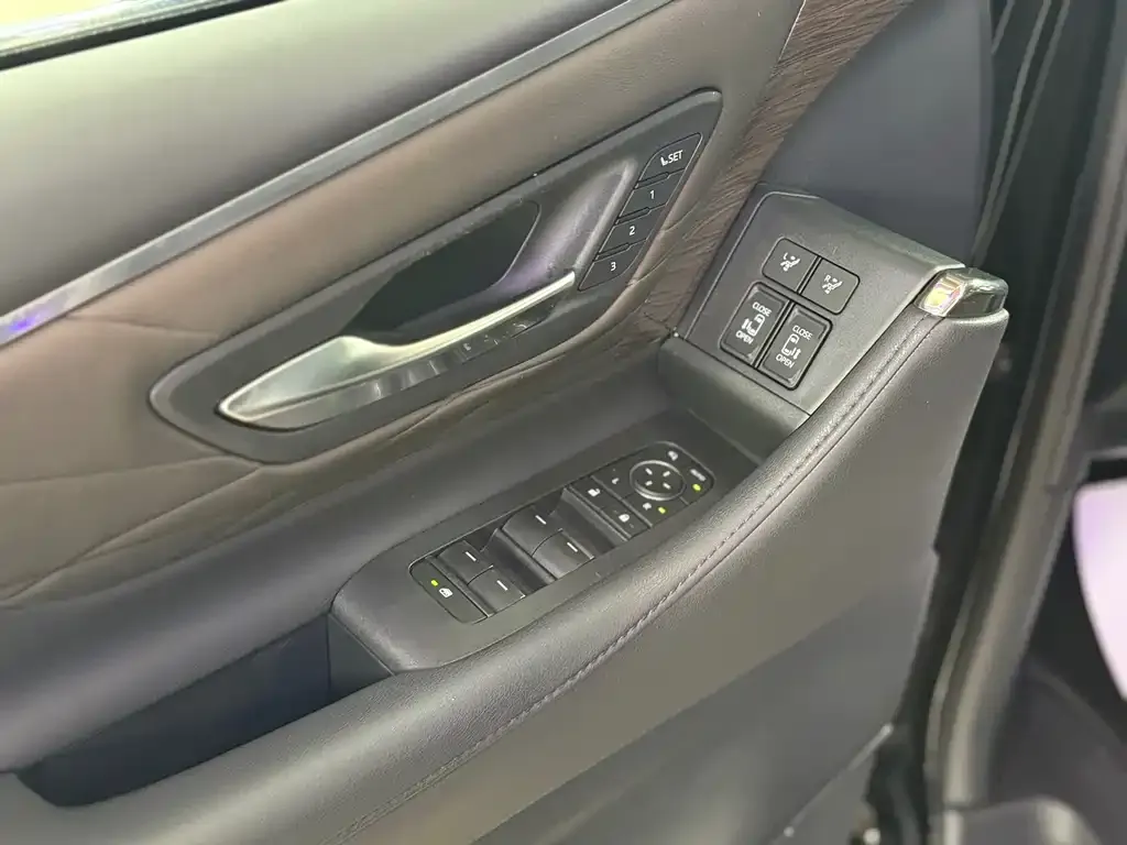 Toyota Alphard — фото 8