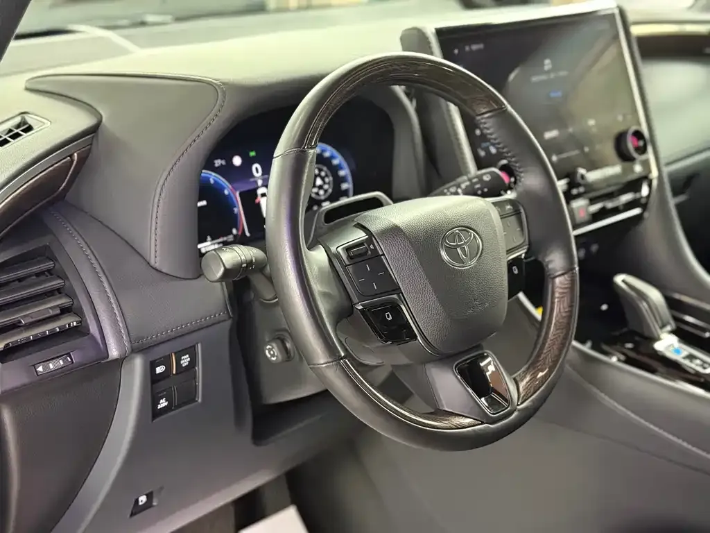 Toyota Alphard — фото 9
