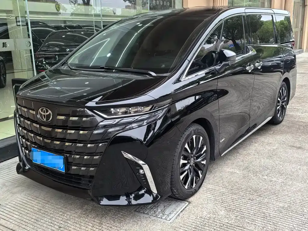 Toyota Alphard — фото 1