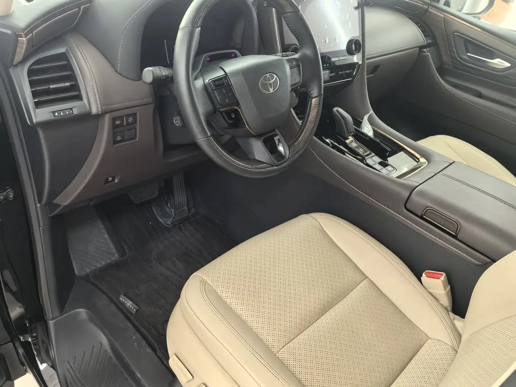 Toyota Alphard — фото 8