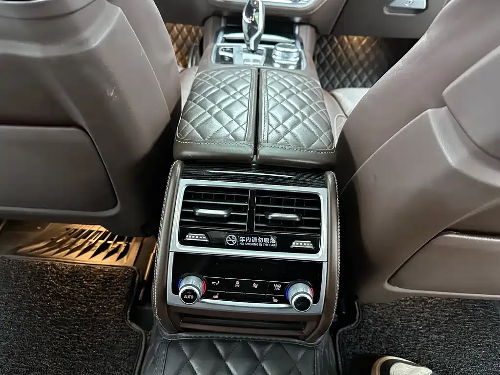 BMW 7 Series — фото 10