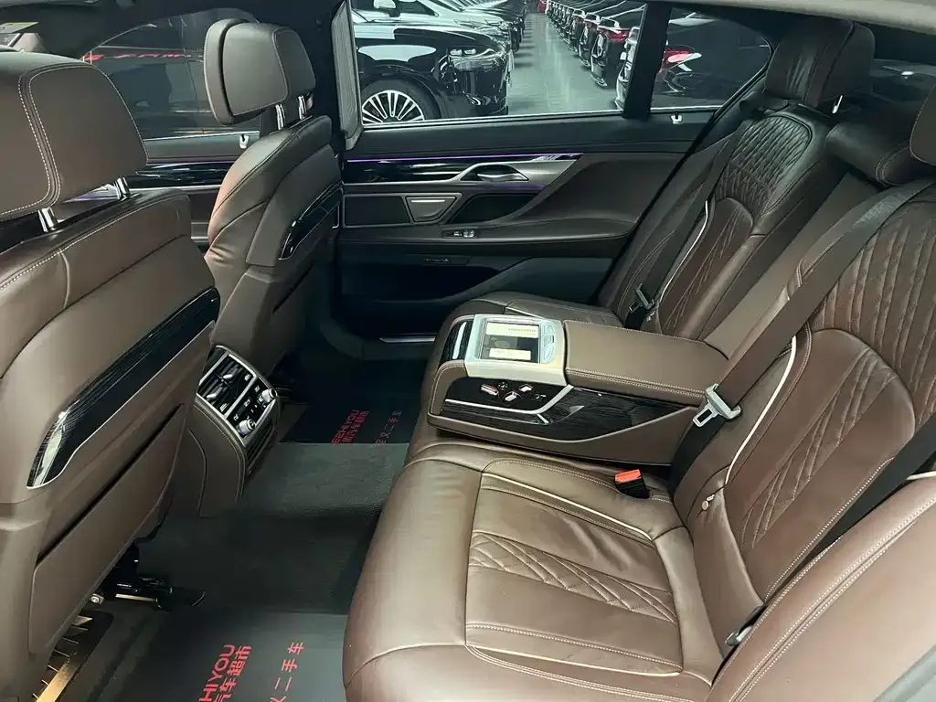 BMW 7 Series — фото 10